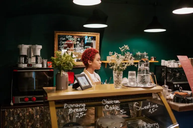 Medewerker achter de toonbank van een café
