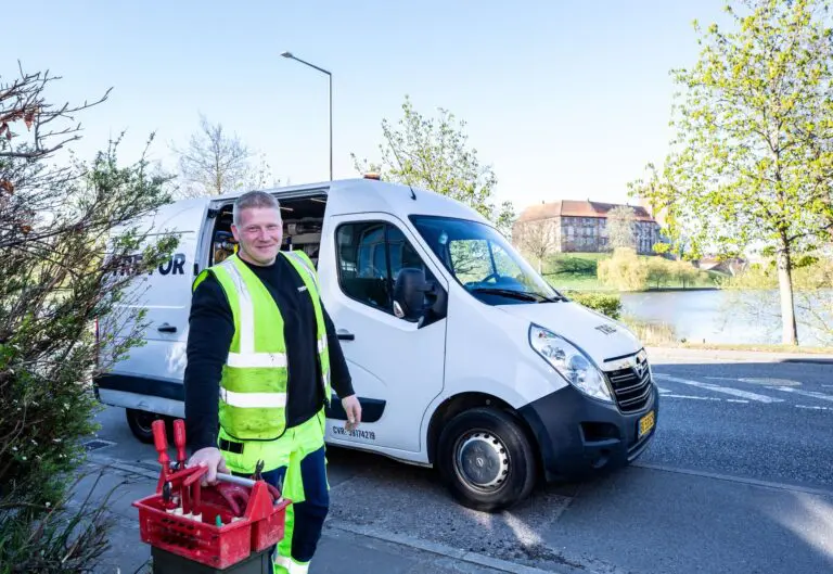 Installateur pakt gereedschap uit zijn bedrijfsbus