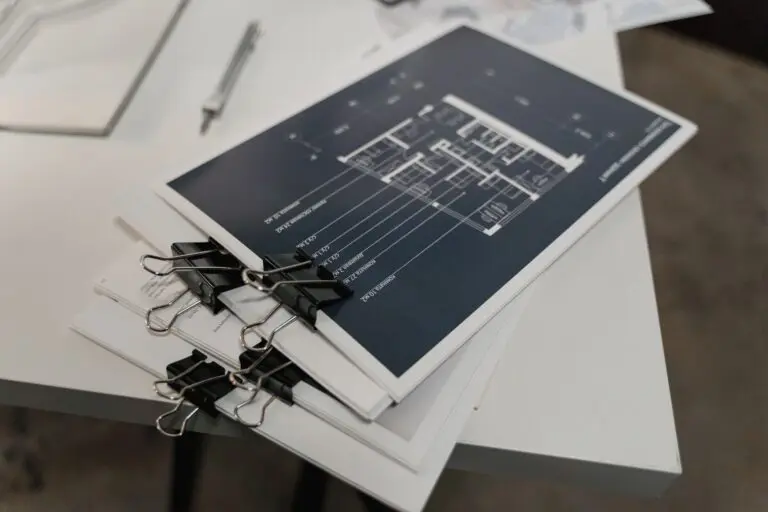 Werktekeningen en plannen op tafel tijdens de voorbereiding