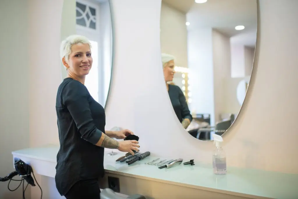 Kapper richt de werkplek in de salon in